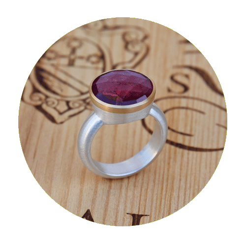 Ring: rosa Turmalin, Rubbelith, Rosenschliff, Goldfassung 750/000, Silberring 925/000